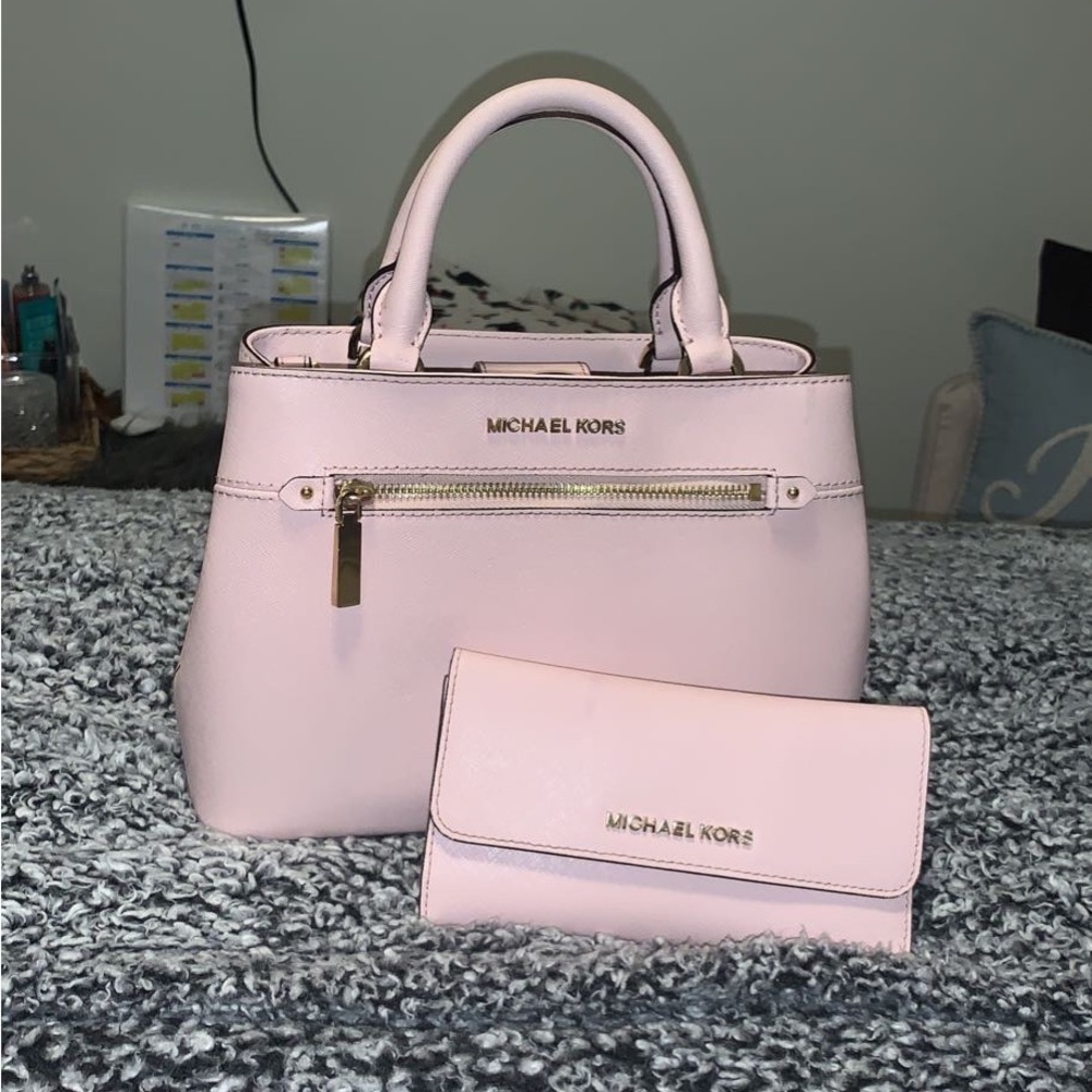 Beautiful Micheal Kors pink purse with matching wallet